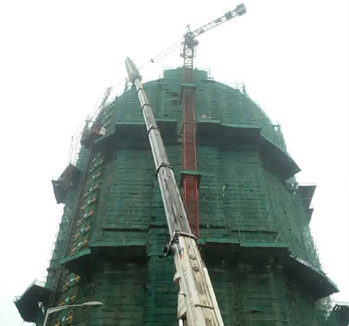 北林吊车在工地上作业